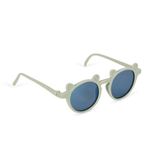 將圖片載入圖庫檢視器 Sunglasses with round lenses and light green frame on a white background