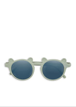 將圖片載入圖庫檢視器 Sunglasses with round lenses and a light gray frame on a white background