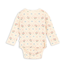 將圖片載入圖庫檢視器 Floral patterned baby onesie on a white background