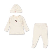 將圖片載入圖庫檢視器 Baby outfit set with long-sleeve shirt, pants, and hat on a white background