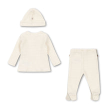 將圖片載入圖庫檢視器 Baby outfit set with long-sleeve shirt, pants, and hat on a white background