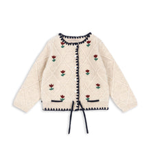 將圖片載入圖庫檢視器 Cream-colored quilted jacket with floral embroidery on a white background