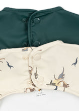 將圖片載入圖庫檢視器 Konges Sløjd rain forest 2-pack dinner bibs with sleeves, waterproof bibs for messy eaters, featuring colorful rain forest design.
