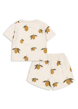 將圖片載入圖庫檢視器 Konges Sløjd Mon Grand Citron top, soft fabric with lemon print, perfect for children, shown on a child model.