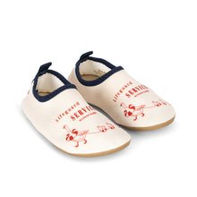 將圖片載入圖庫檢視器 Konges Sløjd Aster Swim Shoes in Seedpearl, soft water-resistant socks with a playful design for kids.