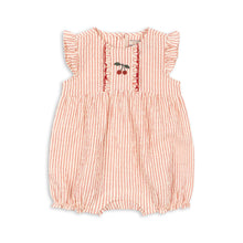 將圖片載入圖庫檢視器 Konges Sløjd Ellie Frill Romper in Amour Stripe, lightweight baby romper with frill details, perfect for warm weather.