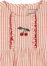 將圖片載入圖庫檢視器 Konges Sløjd Ellie Frill Romper in Amour Stripe with ruffled sleeves and soft fabric, perfect for a stylish baby or toddler outfit.