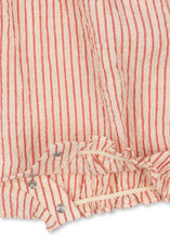 將圖片載入圖庫檢視器 Konges Sløjd Ellie Frill Romper in Amour Stripe, soft cotton baby romper with frill details and playful stripe pattern.