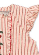 將圖片載入圖庫檢視器 Konges Sløjd Ellie frill top in amour stripe, a stylish children's top with ruffled details and colorful stripe pattern.