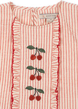 將圖片載入圖庫檢視器 Konges Sløjd Ellie frill top in Amour Stripe featuring ruffled details and soft fabric, perfect for stylish, comfortable wear.