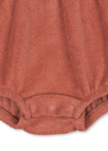 將圖片載入圖庫檢視器 Konges Sløjd Itty Romper in Canyon Rose, soft pink baby romper with short sleeves and snap closure, perfect for warm weather.