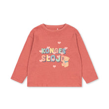 Load image into Gallery viewer, A children's long-sleeve t-shirt in a dusty coral pink color, featuring a colorful graphic on the chest that reads 'KONGES SEOLO' in pastel letters with a small teddy bear holding a heart. The shirt is displayed flat against a clean white background.