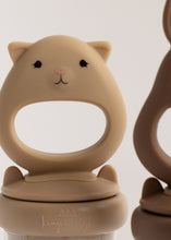 將圖片載入圖庫檢視器 Konges Sløjd silicone fruit feeding pacifier in bark and shell colors, designed as baby dinnerware and feeding accessories.