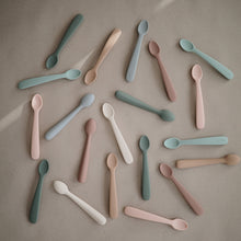 將圖片載入圖庫檢視器 Silicone Feeding Spoons (Cambridge Blue/Shifting Sand) 2-Pack