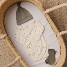Load image into Gallery viewer, KNOTTED BABY HAT | BASIL  ( Size: 0-6m )