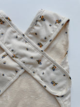 Load image into Gallery viewer, COMEA BIG BIB - FLOWER BOUQUET