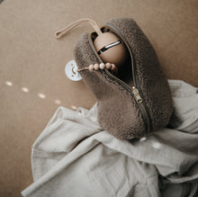 將圖片載入圖庫檢視器 mushie Silicone Pacifier Holder Case (Stone)