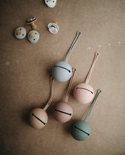 將圖片載入圖庫檢視器 mushie Silicone Pacifier Holder Case (Stone)